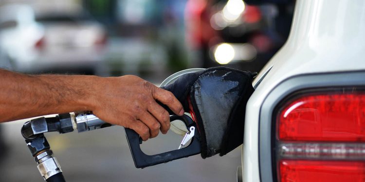 Diesel vai subir 15,2% e gasolina terá alta de 10,2% nas refinarias na sexta