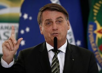 Após quebra de recorde de mortes por covid, Bolsonaro defende volta à normalidade
