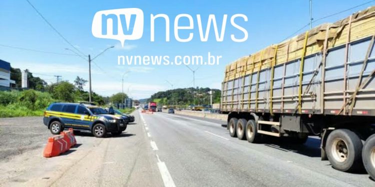 Exclusivo: PRF de Larvinhas SP, intercepta Scania com armas e munições que tinha como destino São Mateus ES.