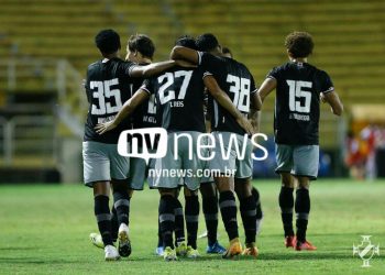 De virada, Vasco vence o Bangu e se aproxima do G4 no Cariocão