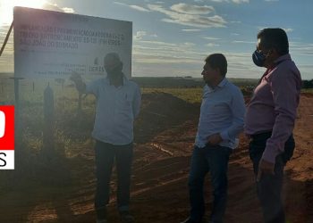 Freitas e Arnóbio fiscalizam obras de pavimentação da Rodovia ES-313 em Pinheiros