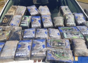 Polícia encontra bolsa com 38 kg de cocaína em praia de Pontal do Ipiranga