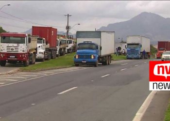 Caminhoneiros fazem paralisações e manifestações em 15 trechos de rodovias no ES