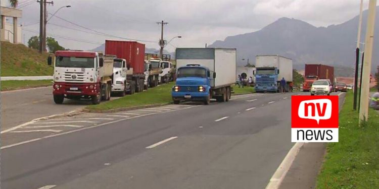 Caminhoneiros fazem paralisações e manifestações em 15 trechos de rodovias no ES