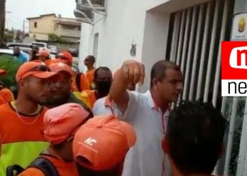Colaboradores da Multiface fazem protesto na frente da Prefeitura de São Mateus após suspensão de contrato