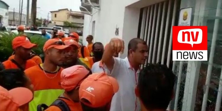 Colaboradores da Multiface fazem protesto na frente da Prefeitura de São Mateus após suspensão de contrato