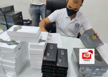 Notas fiscais falsas: 90 celulares e 60 relógios são apreendidos em loja do ES
