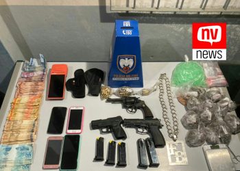 Três pessoas são presas por porte ilegal de arma de fogo e tráfico de drogas no bairro Seac em Jaguaré