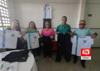 Prefeito Marcos Guerra entrega uniformes para alunos da Rede Municipal em Jaguaré