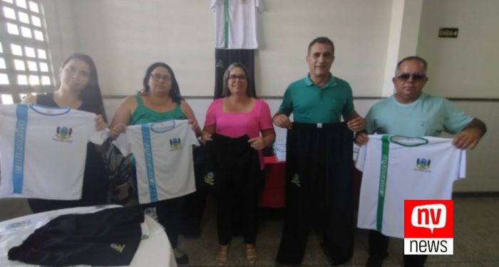 Prefeito Marcos Guerra entrega uniformes para alunos da Rede Municipal em Jaguaré