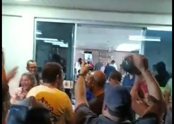 População de Montanha vai á Câmara Municipal protestar contra a administração do prefeito André Sampaio