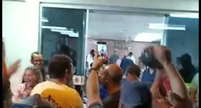 População de Montanha vai á Câmara Municipal protestar contra a administração do prefeito André Sampaio