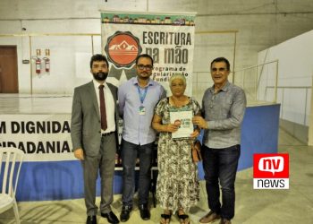 Prefeito Marcos Guerra entrega escrituras definitivas de casas no Bairro Novo Tempo em Jaguaré