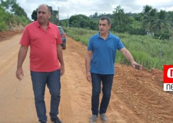 Secretario de Transportes Olavo Bernardo e prefeito Marcos Guerra acompanham de perto a recuperação de estradas em Jaguaré