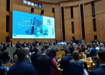 Atraso e discurso democrático: veja como foi a solenidade na Ales