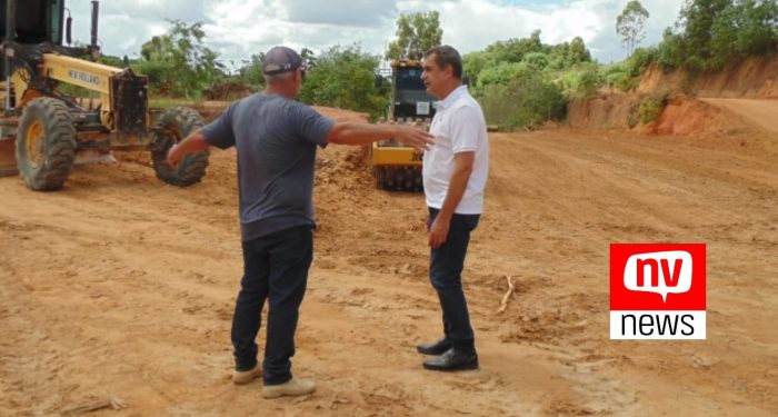 Prefeito Marcos Guerra visita obras na Estrada do Caximbal em Jaguaré