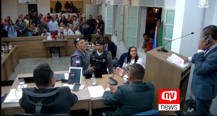 Em Sessão tumultuada, Projeto dos 100 milhões tem votação adiada novamente e vereador Cristiano Balanga é retirado do Plenário pela PM