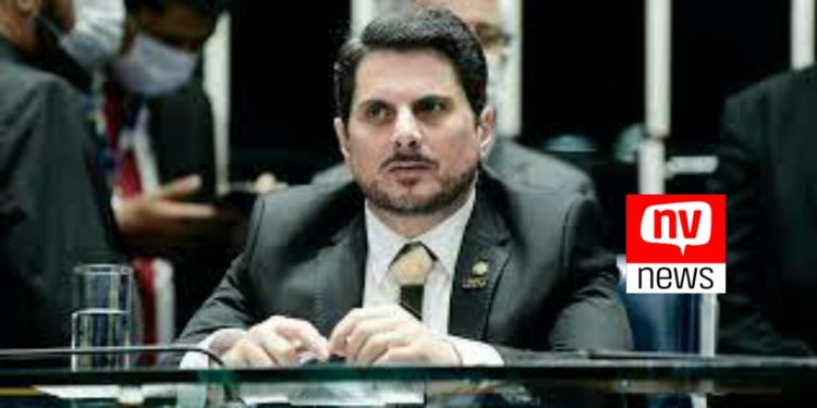 Dino pede que STF investigue Marcos Do Val e filhos de Bolsonaro por fake news