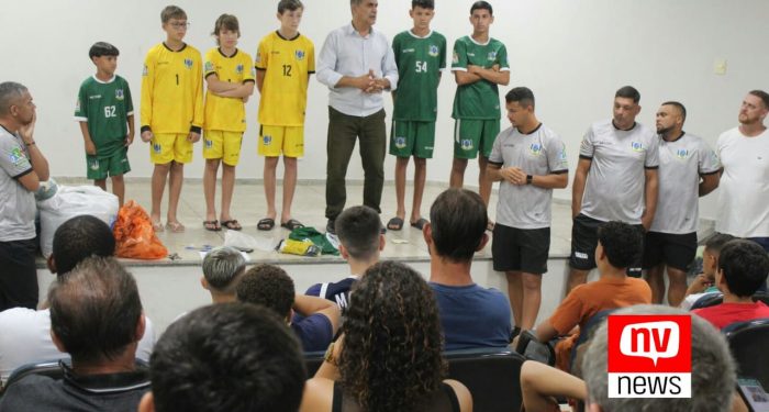 Inédito em Jaguaré, Prefeitura entrega kit uniforme para alunos de escolinhas