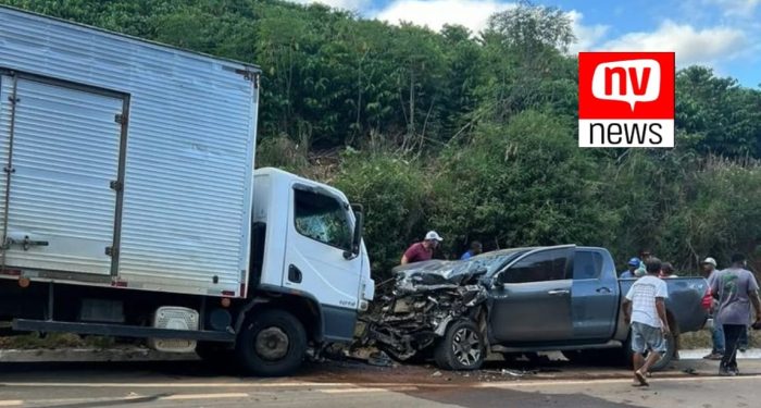 Caminhão invade contramão e colide com caminhonete em Vila Valério