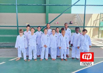 Prefeitura entrega kimonos para caratecas em Jaguaré