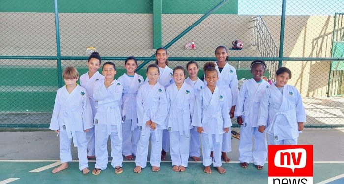 Prefeitura entrega kimonos para caratecas em Jaguaré