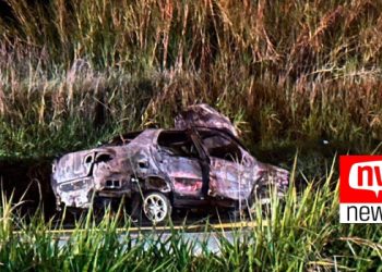 Carro pega fogo após colisão na BR-101, em São Mateus