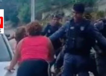 Confusão em São Mateus: Jovem entra em luta corporal com PMs durante abordagem