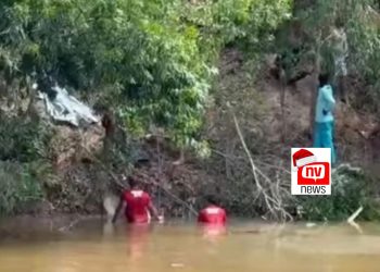 Motorista morre após veículo capotar e cair em rio na zona rural de Aracruz