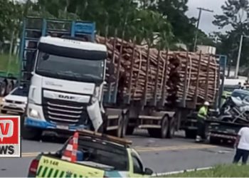 Acidente entre carretas e carros deixa dois feridos na BR-101 em Sooretama