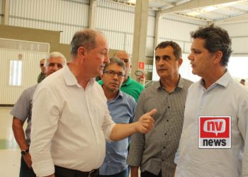 Ricardo Ferraço e Marcos Guerra realizam visita a fábrica de aviões em Jaguaré
