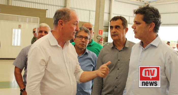 Ricardo Ferraço e Marcos Guerra realizam visita a fábrica de aviões em Jaguaré
