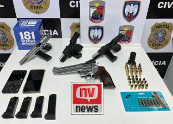 Ação integrada cumpre mandados e apreende armas e celulares em Pinheiros