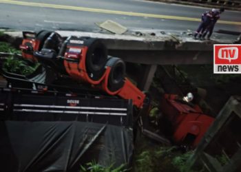 Carreta capota e fica com as rodas para cima na BR-101 em São Mateus