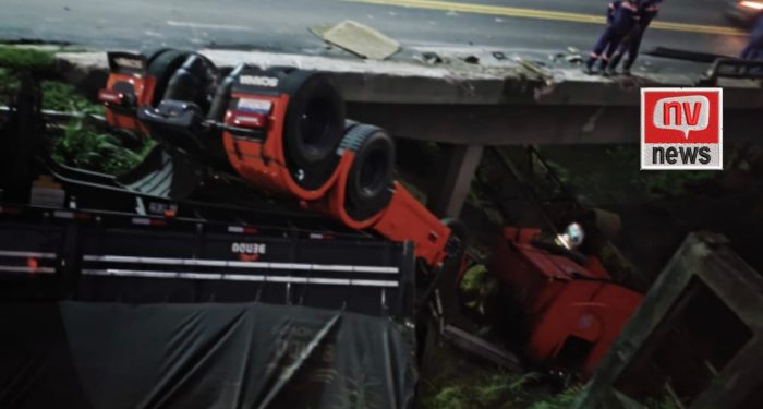 Carreta capota e fica com as rodas para cima na BR-101 em São Mateus