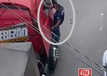 Vídeo: Homem armado se pendura em carreta e persegue ex-companheira na ES-080, no Espírito Santo