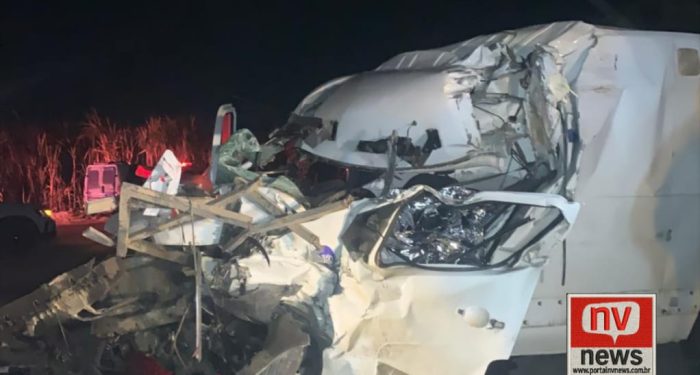 Colisão entre ambulância e carreta deixa uma vítima fatal na ES-313, em Pinheiros