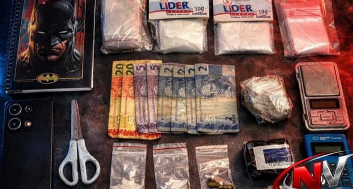 PM apreende drogas e materiais do tráfico após suspeitos fugirem pelos telhados em Guriri
