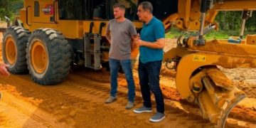 Prefeito Marcos Guerra acompanha serviços de abertura e terraplanagem de estradas entre Japira e Caximbal